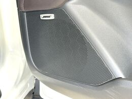 【BOSEサウンドシステム】メーカーオプションの高品位サウンドシステムを搭載。専用のチューニングが施された大小様々なスピーカーから良質なサウンドが奏でられ、臨場感あふれる音響空間を演出します。