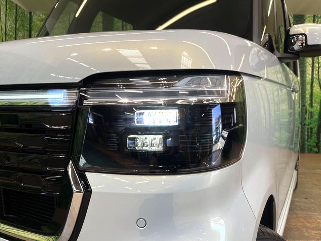 【LEDヘッドライト】悪天候や夜間走行時も良好な視界を確保し安心して運転できる高輝度LEDヘッドライトを装備！点灯速度が早く、消費電力も抑えられています。