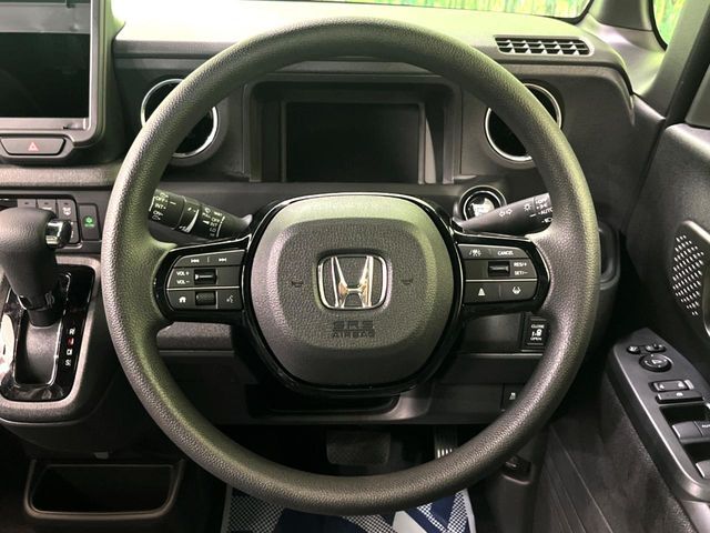 インテリアに合わせたデザインのステアリングは、運転される方のことも考え、運転しやすい形状、大きさです。是非一度、実際に触ってお確かめください。