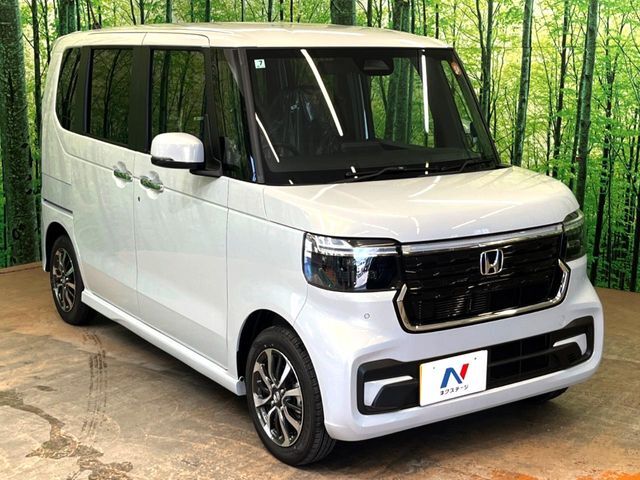 大好評のボディコーティング「弾スプラッシュコート」もご納車までに施工可能。通常のガラスコートと異なる、耐久年数6年の無機質ガラスコーティングが、ボディをキレイな状態に保ってくれます。