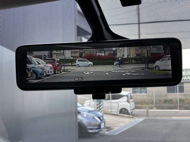インテリジェントルームミラーです。人や物で視界が遮られてても、車体後部のカメラ映像に切り替えることにより、クリアな後方視界を実現しています。