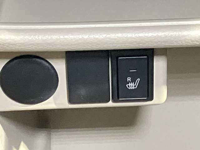 運転席シートヒータースイッチ！寒い日でも快適です♪