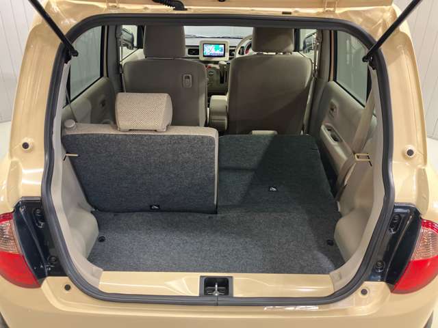 【ラゲッジルーム】後部座席を倒せば大きな荷物も積むことが出来ます！