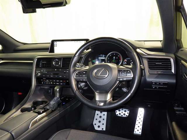 運転の際、常に目にする部分だけにシックで飽きのこないデザインが良いですね。