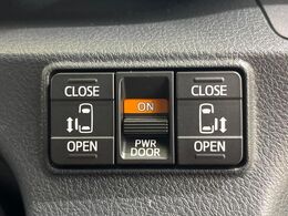 【両側パワースライドドア】スマートキーや運転席のスイッチで後席両側スライドドアの開閉が可能♪電動だから力を入れてドアを開ける必要が無く、小さなお子様でも簡単に開け閉めでき快適です♪