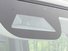 【ホンダセンシング】走行中に前方の車両等を認識し、衝突しそうな時は警報とブレーキで衝突回避と被害軽減をアシスト。より安全にドライブをお楽しみいただけます。