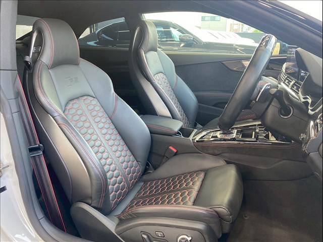 RS5ならではの高級感溢れる内装は一見の価値あり♪