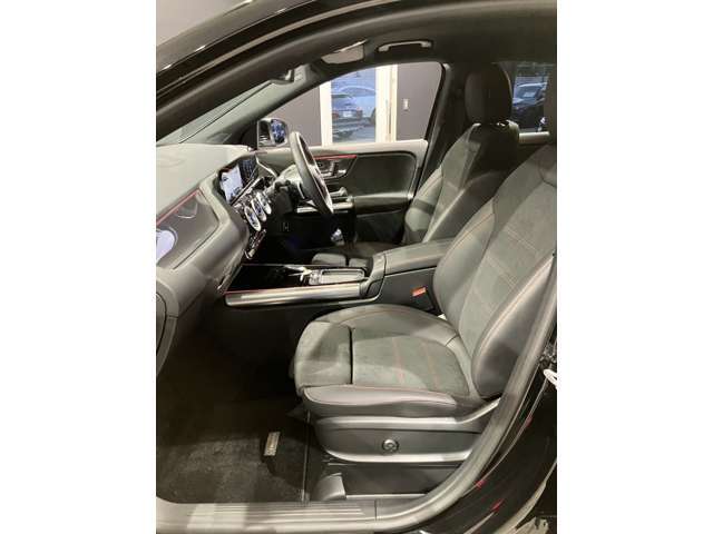 メルセデス・ベンツは全モデルに『水性塗料』を採用しています。従来の油性塗料に比べ、塗装時に出す有害物質を大幅に低減しており、地球環境の保護に貢献しています。