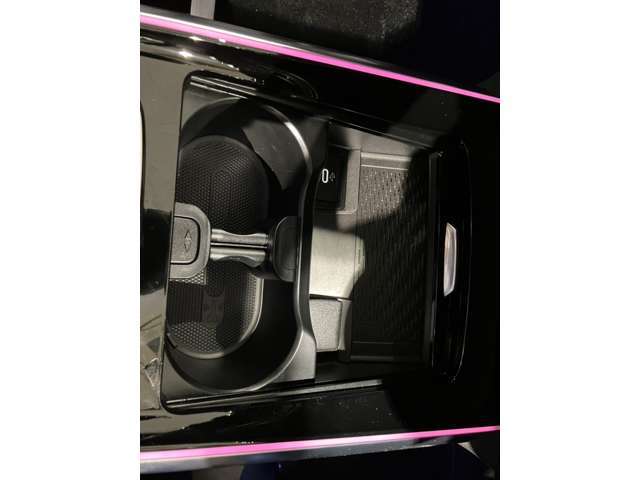 輸入車、国産車を問わず、現在お乗りのお車を下取りさせて頂きます。お車の車種やボディカラー、オプション装備などをご連絡頂けましたら、おおよその額を提示させて頂きますので、お気軽にお申し付け下さいませ。