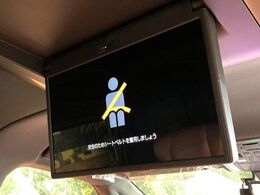 【フリップダウンモニター】大画面モニターで後席でもエンタメをお楽しみいただけます。小さなお子様にも大人気の装備です♪