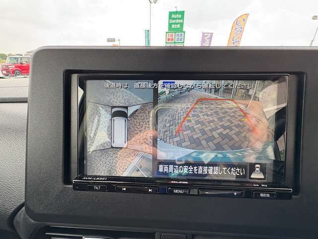 バックカメラとマルチビュー付きで駐車も安心♪
