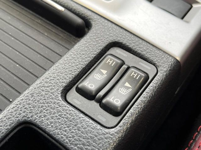 【シートヒーター】寒い日に重宝するシートヒーター！エアコンより早く温まってくれるので寒がりの人も安心ですね♪エアコンの温風は乾燥するから苦手、という方にもをおすすめです。