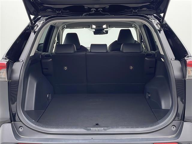 【トランク】積み込みやすくて、たっぷり積める荷室です。シートアレンジできるものは、乗車人数と荷物の量や大きさによってシートを動かすことができるので、より快適なドライブが可能です！