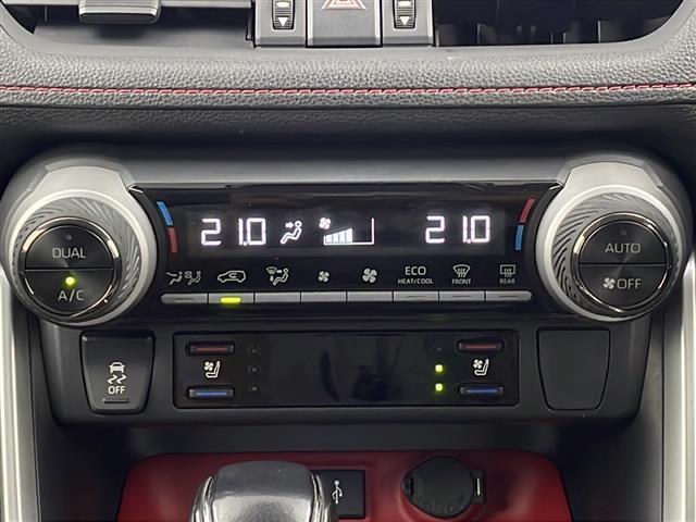 【左右独立温度コントロール式フルオートエアコン（DUAL/SYNC）】運転席側と助手席側でそれぞれ自由に温度設定ができ、快適な風量やモードなどを自動調整します！