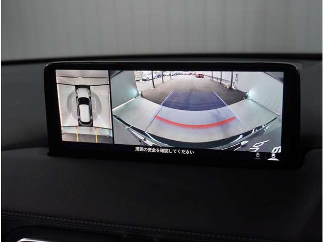 【360°ビュー・モニター】専用カメラにより上から見下ろしたような視点で360度クルマの周囲を確認することができます。駐車が苦手な方でも縦列駐車や幅寄せ時に活躍してくれます。