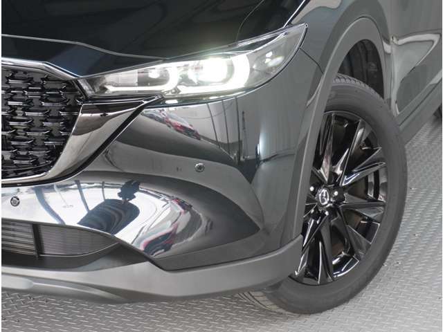 【フロント　パーキングセンサー】バンパーに付いたセンサーが障害物を検知。一定の距離に近づくとアラートで教えてくれます。狭い駐車スペースや車庫入れ時も安心です。