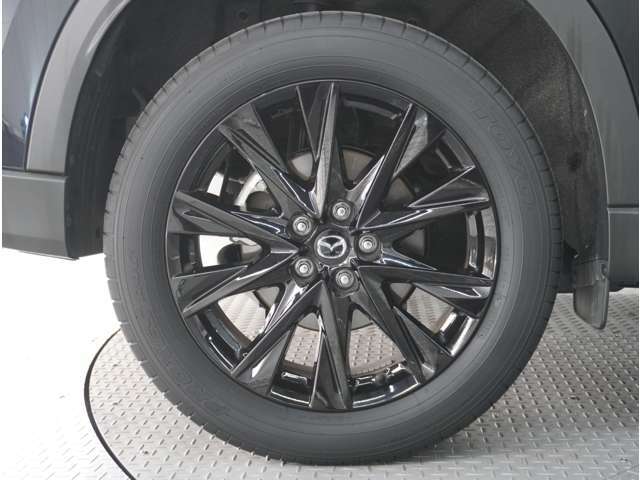 【純正アルミホイール】外観にマッチした純正アルミホイールを装着しております。スタッドレスタイヤも取扱いしております。是非ご相談ください。