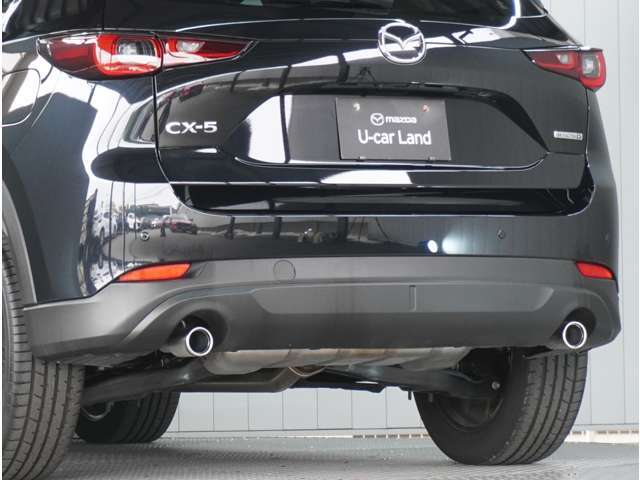 【パーキングセンサー】バンパーに付いたセンサーが障害物を検知。一定の距離に近づくとアラートで教えてくれます。狭い駐車スペースや車庫入れ時も安心です。