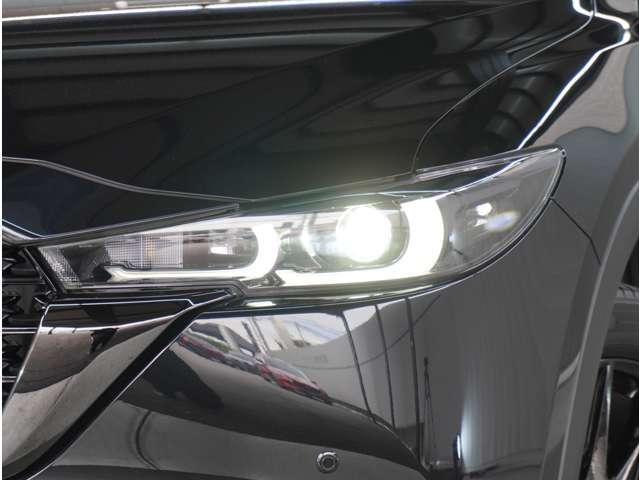 【LEDヘッドライト】悪天候や夜間走行時も良好な視界を確保し安心して運転できる高輝度LEDヘッドライトを装備。明るい上に点灯速度が早く消費電力も抑えられています。