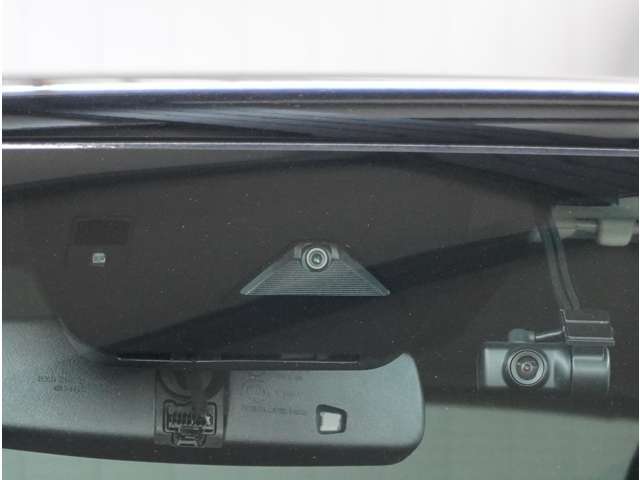 【フォワードセンシングカメラ】夜間走行時に前方の状況を判断したり、車線表示を検知したりします。