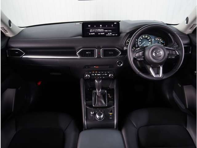 【インパネ周り】視界がよく運転しやすい設計となっております。インパネ周りもすっきりと洗練されたデザインで高級感が溢れています。日々のドライブを飽きさせません。