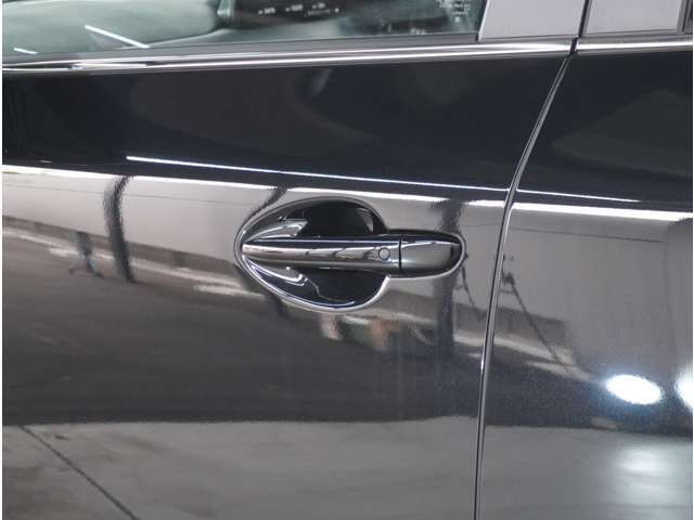 【スマートキー】ドアの施錠もボタンを押すだけ。鍵は無くさない様にポケットに入れたまま。