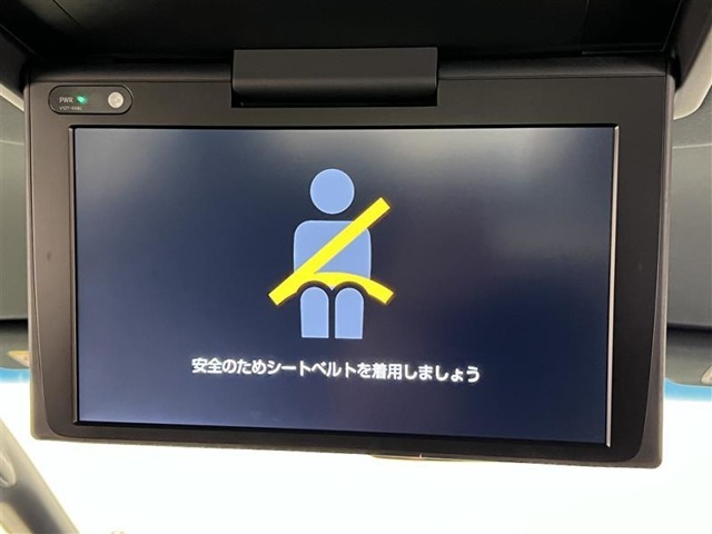 後席モニター付！長時間の移動の際、後ろに乗った人も退屈することなく過ごせます！