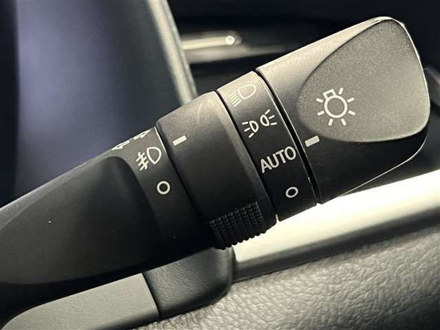 AUTOの位置にセットしておくと、暗くなったら自動でライトの点灯をサポートしてくれます！高速道路でのトンネル通過時など便利です！