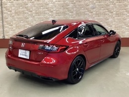 クリアな輝きの中に深みのある、特別なレッド