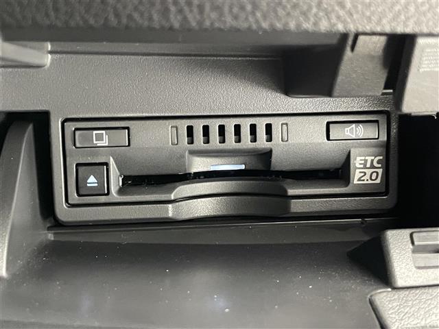 【ETC】有料道路の乗り降り時に停車することなくスマートに乗り入れが可能になったり、割引を受けることができる嬉しい装備です。