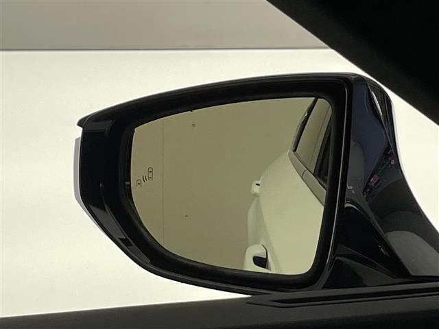 【BSM（ブラインドスポットモニター）】隣車線上の側方および後方から接近する車両を検知すると、検知した側のドアミラーが点灯。その状態でウインカーを出すと、インジケーターの点滅と警報音で警告します。