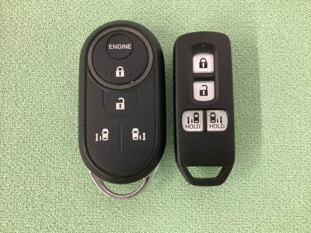 スマートキー付きですからドアロックの開閉およびエンジンスタートが楽々です。電動スライドドアの開け閉めもボタンで操作できます。スペアキーも同じものを用意しております。