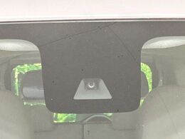 【エマージェンシーブレーキ】走行中に前方の車両等を認識し、衝突しそうな時は警報とブレーキで衝突回避と被害軽減をアシスト。より安全にドライブをお楽しみいただけます。