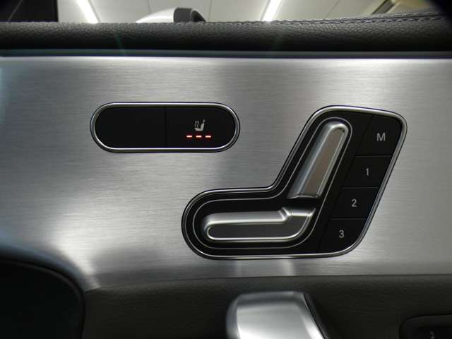 運転席・助手席共にメモリー付きパワーシート＆シートヒータ装備！！