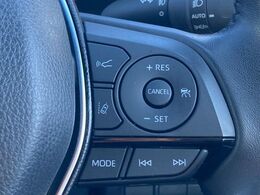 【レーダークルーズコントロール】高速道路での長距離走行が楽に！！自動で速度を保つクルーズコントロールが、衝突軽減システムと連携し、前方の車両を感知して車間を保つように速度調節してくれます！！