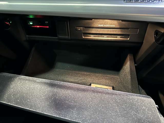 グローブボックス内にETC車載器、CD・DVD・SDカード挿入口があります。弊社でETCセットアップすることも出来ますのでご安心下さい。