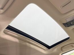 【サンルーフ】ボタンひとつで開閉可能！開放感たっぷりのサンルーフが装着されています！車内に明かりを取り入れたり景色を楽しむ以外にも、よどみがちな車内の空気も簡単に換気できて快適です！