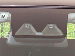 【スマートアシスト】走行中に前方の車両等を認識し、衝突しそうな時は警報とブレーキで衝突回避と被害軽減をアシスト。より安全にドライブをお楽しみいただけます。