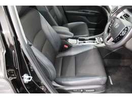 ゆったりとした運転席、助手席です。運転席は8Wayパワーシートハイト機能で高さ調整が出来るので、いろんな人のドライブポジションに合います。