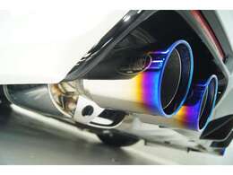 コチラも人気で入荷本数が少ない車検対応柿本4本出しマフラー！こちらももちろん新品装着！