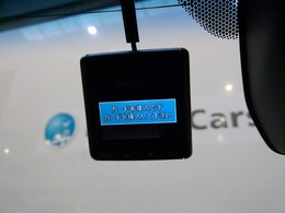 万が一の事故はもちろん快適で安全なドライブの必需品　2.4インチ液晶モニター搭載ドライブレコーダーがフロントに付いています。
