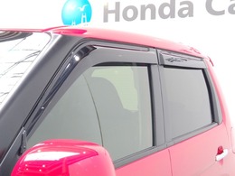 車内の空気の入れ替えだけでなく、雨天時の雨の入り込みや紫外線防止にも役立つドアバイザー装着済みです。