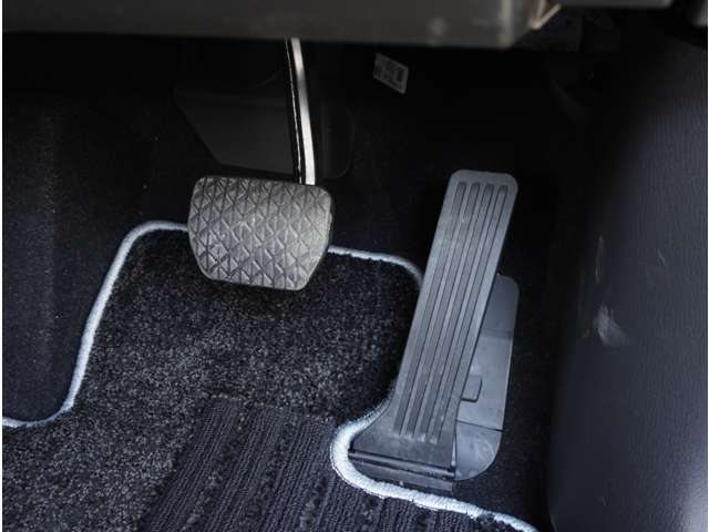 オルガン式アクセルペダル採用で運転時の疲労軽減し、とっさの踏み間違いも置きにくくなります。