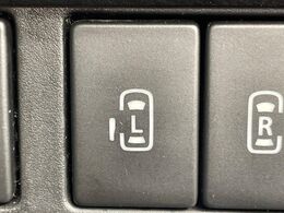 【両側パワースライドドア】スマートキーや運転席のスイッチで後席両側スライドドアの開閉が可能♪電動だから力を入れてドアを開ける必要が無く、小さなお子様でも簡単に開け閉めでき快適です♪