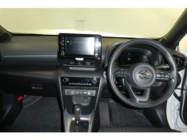 運転席周りのレイアウトをご覧ください。ナビゲーションが綺麗に装着されすっきり収まってますね！