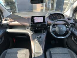 意のままに操る運転感覚の為、人に身体に合わせたi-CockpitはRIFTER LONGにもしっかりと息づいています。