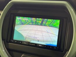 【バックカメラ】駐車時に後方がリアルタイム映像で確認できます。大型商業施設や立体駐車場での駐車時や、夜間のバック時に大活躍！運転スキルに関わらず、今や必須となった装備のひとつです！