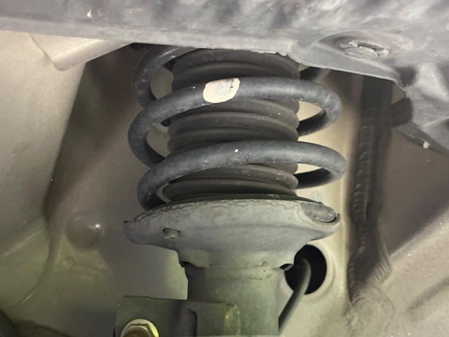 お車を安心してお乗りいただく為には、足回りの定期点検が欠かせません。サービスサポート（有償保証）では無料点検もご提供しており、安心のカーライフをお過ごしいただけるサポート体制が整っています。