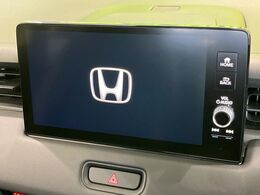 【純正ナビ】人気の純正ナビを装備しております。ナビの使いやすさはもちろん、オーディオ機能も充実！キャンプや旅行はもちろん、通勤や買い物など普段のドライブも楽しくなるはず♪