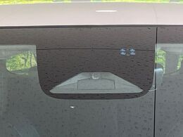 【ホンダセンシング】走行中に前方の車両等を認識し、衝突しそうな時は警報とブレーキで衝突回避と被害軽減をアシスト。より安全にドライブをお楽しみいただけます。